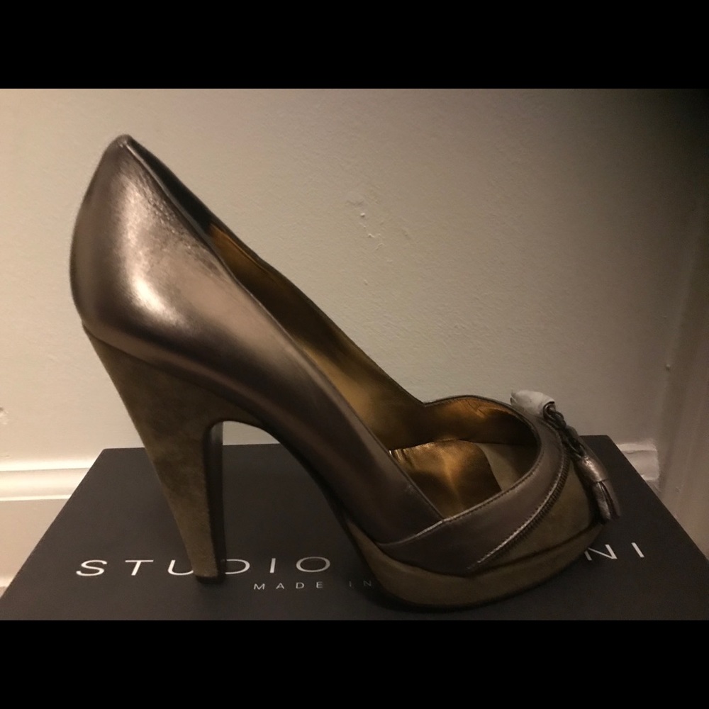 metallic purple and suede brown peep toe pump